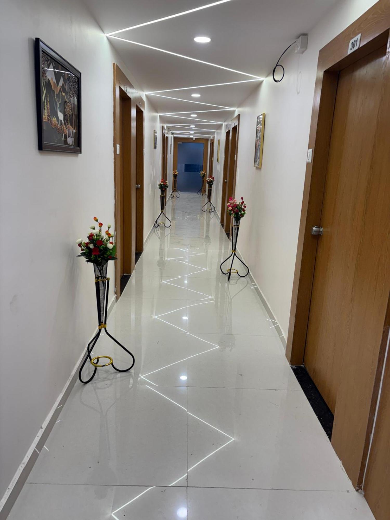 Hotel Mountain Bharuch Екстер'єр фото